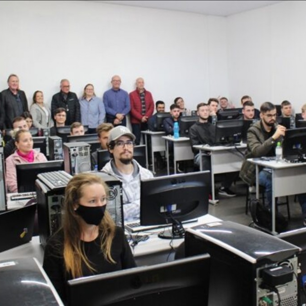 Aulas do Jovem Programador em Pinhalzinho começaram nessa semana com 35 alunos